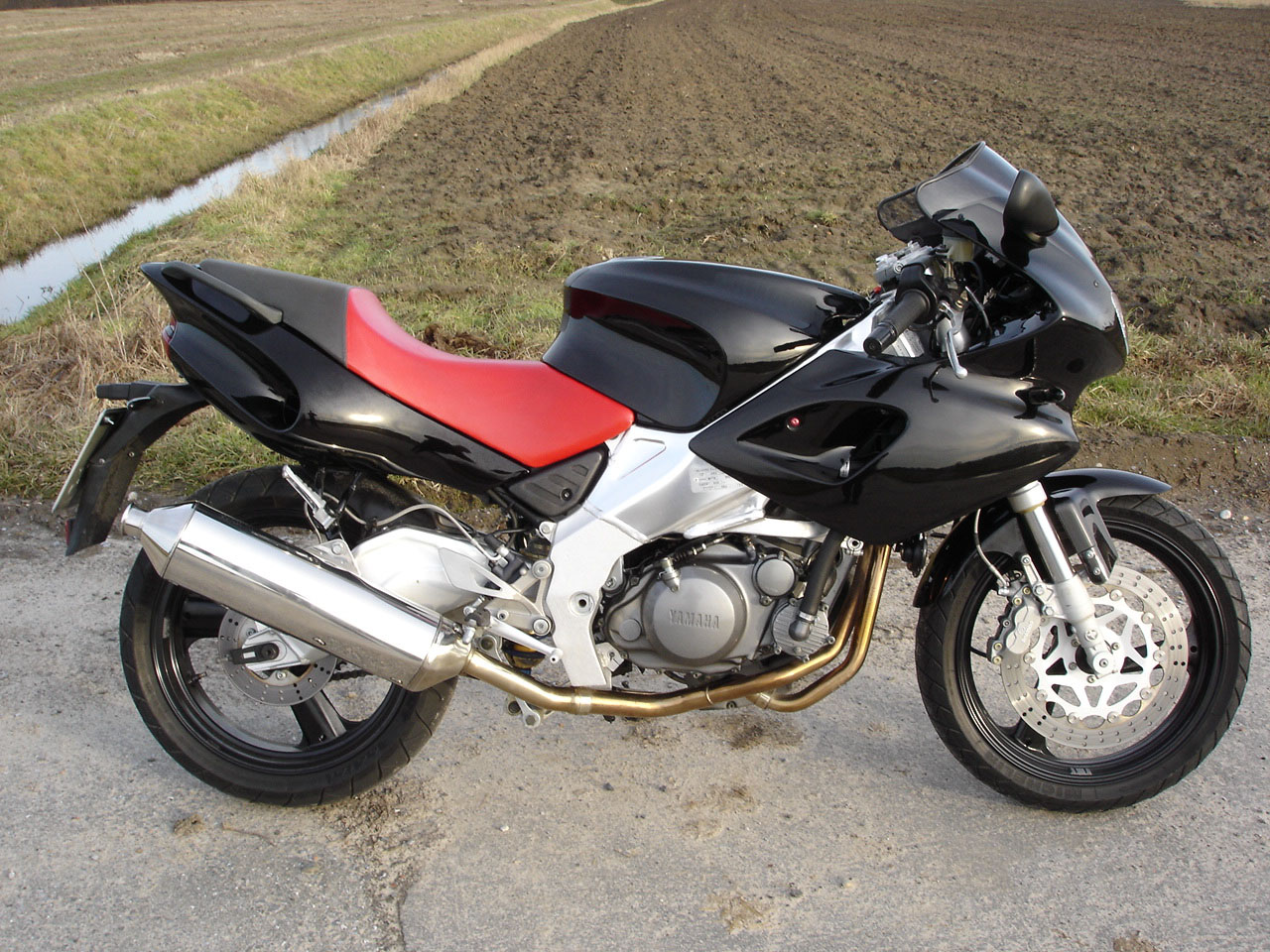 Yamaha SZR660 motorsykkel